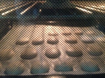 step2: 2)蛋白先打起泡分3次加入糖打至蛋白堅挺起勾(這一部一定要做好, 我發現我咁多次失敗既原因都係這步)