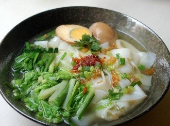 step6: 將滷蛋切半,淋上少許的辣油。