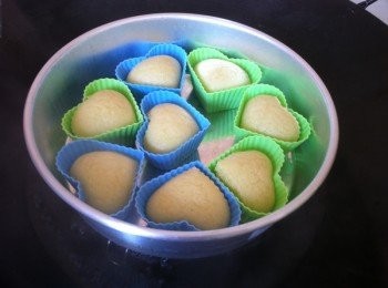 step7: 將其餘的椰絲和鹽巴用小碗混合起來，一起和麵糊隔水，大火蒸至約5-10分鐘或至熟即可。