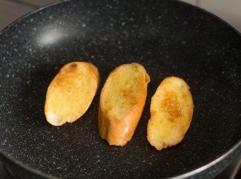 step2: 法包兩面塗上牛油，置於平底鍋中用細火煎至兩面金黃色，取出備用