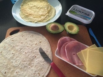 step1: 芝士片切開一半；牛油果開邊後，切薄片，備用