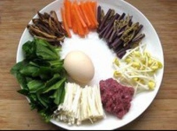 step1: 先準備好<span class="group_1">食材</span>，把菠菜、黃豆芽、蕨菜、金菇洗淨並切成一樣長度的段，胡蘿蔔和香菇切成長度的長的絲，牛肉剁碎備用
