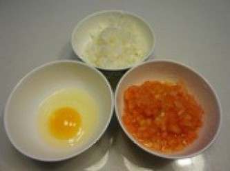 step3: 把剝皮後的蕃茄及洋蔥分別切成1厘米大的小丁，雞蛋打散，備用；