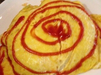 step6: 待蛋皮凝固時，倒入炒飯，用手將蛋皮剝起蓋上，取出裝盤，淋上番茄醬即可；韓式蛋包飯食譜完成