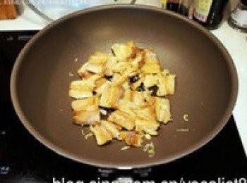 step3: 放入蔥花輕輕翻炒明太魚至蔥花炒出香味