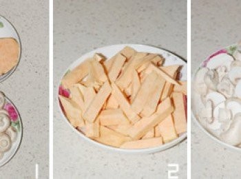 step1: 山芋去皮，切成條。（不要切太細，燒熟了容易碎）蘑菇洗淨切成片。（蘑菇焯水後會縮，不要切太薄）