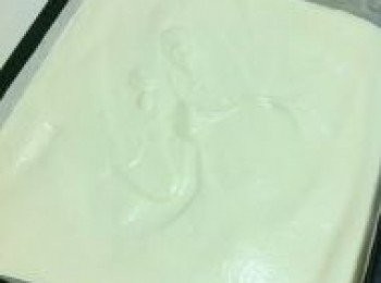 step1: 蛋白分三次加入細砂糖後，打發成8分發。蛋黃加食用油、牛奶、低粉攪拌均勻後，加入1/3蛋白翻拌均勻後，加入另2/3蛋白中翻拌均勻，倒入墊有烘焙紙烤盤中170度15分鐘烘烤。