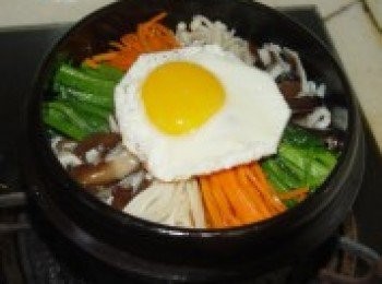 step9: 將雞蛋放在上面，將石鍋放火上加熱至茲茲響，聞到焦香即可。