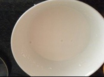 step1: 把缽子糕粉（100g）與清水（80g）混合