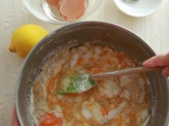 step2: 烤箱先預熱175度。先將粉類材料混合一下，再加入橄欖油、蛋和優格及砂糖，均勻拌勻至糖溶化即成麵糊