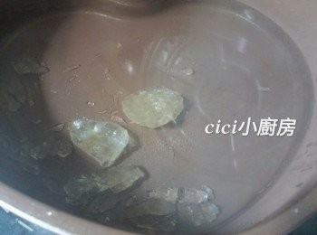 step2: 燒熱一鍋水(約600毫升)，水滾後轉小火加入冰糖，慢煮至完全溶解。