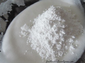 step2: 将蛋清，柠檬汁和盐倒入一个大碗里，用搅拌机​​设置在低速打至起泡。然后，加入一半的糖粉，以中等速度打发。