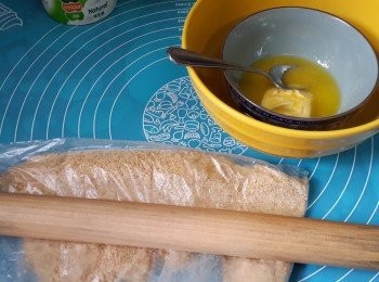 step2: 將麥維他餅乾放入保鮮袋中，用木棍將餅乾碌碎；無鹽牛油隔熱助溶