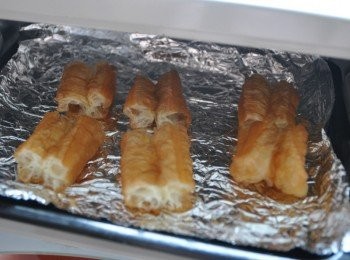 step3: 將油條切成6小段放入烤箱可到稍酥脆即可取出