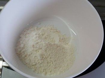 step1: 準備麵粉。