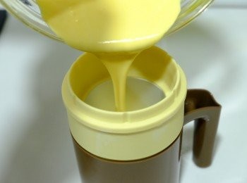 step3: 將混合好的凍材料倒入專用冰桶