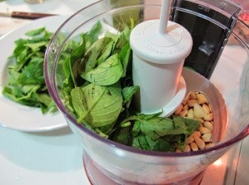 step1: 將九層塔洗淨晾乾，如果葉片上還有一些水分，可用紙巾盡量拭乾。