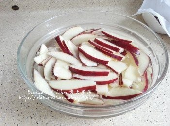 step2: 蘋果洗淨去芯切薄片後浸入鹽水內5分鐘