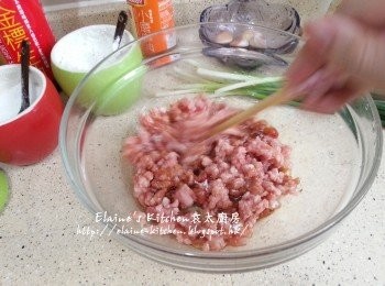 step1: 豬肉碎放入大碗內加入<span class="group_2">醃料</span>拌勻靜待30分鐘