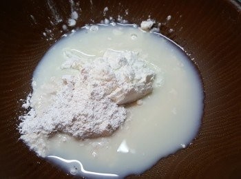 step2: 將石膏粉， 粟粉及豆漿拌勻備用。