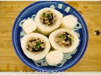 step4: 將步驟3的內餡，填入至白玉蘿蔔中，最後再放入電鍋中蒸煮至熟即可。