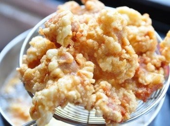 step3: 放入熱油後炸至金黃撈起瀝乾油