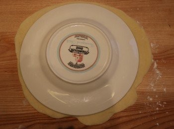 step8: 取一個20cm 的圓盤，放在圓麵皮上，稍微用力壓出一個圓紋，不用太大力，可看到圓紋就可以。