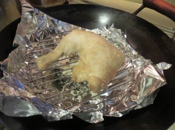 step3: 然後放上蒸架。; 將雞放上蒸架上，蓋上鍋蓋然後開火，中火燒10分鐘後開蓋塗上一層薄的麥芽糖或蜜糖，如太厚或太多糖份，燻煮時很容易會產生苦味。再蓋上鍋蓋燒約3分鐘