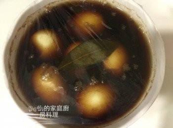 step5: 將醬汁倒入深盆或是保鮮盒，放入水煮蛋在冰箱冷藏一晚；若要立刻吃，將3的醬汁水分減為50cc, 並多煮3分鐘，讓可樂中的糖分變成焦糖, 稍微放涼，再將去殼的水煮蛋入鍋煮至上色即可