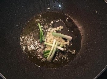 step6: 炒鍋洗淨後燒熱，放入少許橄欖油，爆香蒜末與蔥白；