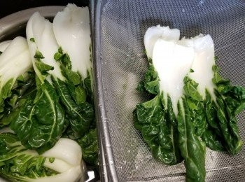 step2: 再搣開一塊塊洗乾淨,再用滾水烚約一分鐘(落完菜水滾後計)