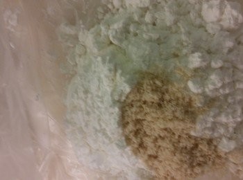 step3: <span class="group_3">撲粉</span>後即半煎炸方法煎蝦,因為蝦太大隻所以蝦頭難熟,我把蝦頭頂部盡量貼鑊巳身體企起,跟手再贊一湯匙雞湯蓋蓋焗兩分鐘攞起備用。