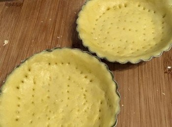 step7: 用叉在撻底刺上小洞；放入餡料，