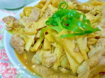 step4: 再加入桂竹筍拌炒約3-4分鐘後，放入醬油，水炒至入味後加入鹽提味就可以上桌囉～