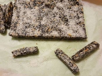 step15: 襯未十分凍就可以切條(太凍會較硬難切)