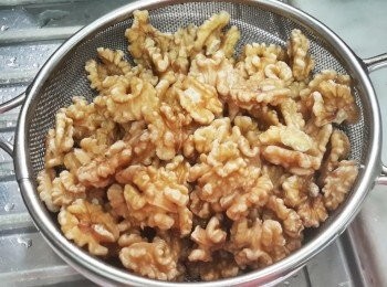 step1: 先用一鍋沸水煮合桃兩分鐘，然後瀝乾水份備用（此步驟可去除合桃的澀味）