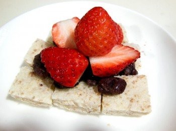 step5: 切好的草莓放在蜜紅豆上