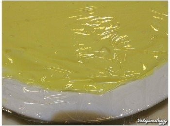 step7: 拌匀之後，準備一個平台，將卡士達奶油醬倒入鋪平後 使用透明的保鮮膜密合的蓋上，再放入冰箱冷藏