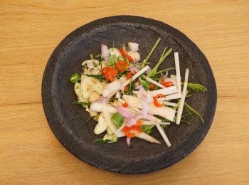 step3: 香茅拍開切細；南薑切絲；紅蔥頭切粒（一半留起）；指天椒去籽切粒；檸檬葉卷起切絲；所有材料於石磨上磨爛後放入攪拌機，加入青檸汁、魚露、紅糖和紅椒粉一起打成蓉待用