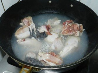 step3: 土雞肉熱水川燙洗淨