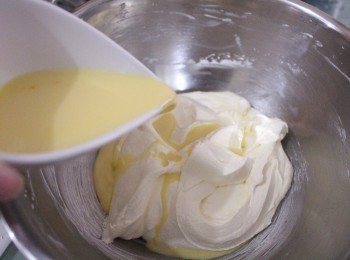 step5: 分兩次加入蛋黃牛奶，打發均勻再加入下一份。