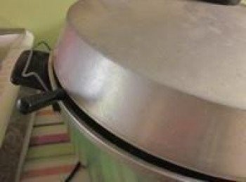 step8: 外鍋放0.7~1杯水(視布丁的量及容器深淺而定),鍋蓋與鍋身缝隙放一根筷子,按下開關跳起後拿出布丁放涼即可享用