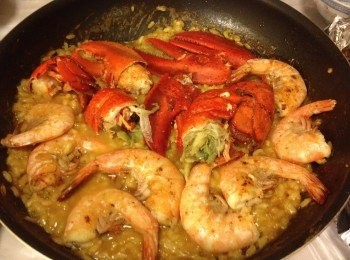 step6: 最後加入罐頭龍蝦湯再焗, 增加味道, 直至意大利米完全吸收湯後, 加上芝士攪勻