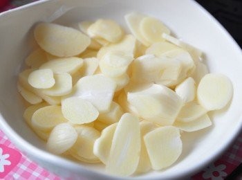 step1: 將蒜頭剝皮後去蒂後，並切薄片狀