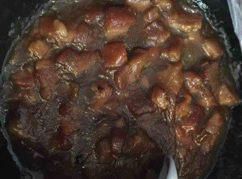 step1: 先將所有材料放進麵包機 ，除了牛油外，然後用搓包模式搓十五分鐘然後加入牛油，再搓三十至四十五分鐘， 直至見到薄膜形成。然後係保鮮袋塗上小小油，將麵團滾圓放進綁實，放雪櫃來冷藏發酵一至兩天攞出嚟室溫半小時。洋蔥切粒下鍋炒至軟身。叉燒切粒，加入一同炒香。然後加麥芽糖，甜醬油膏、鹽和水煮至微滾。最後加入生粉茨煮至濃稠，拎起放涼後雪凍備用。