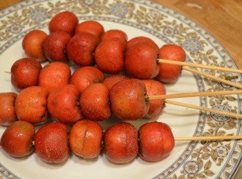 step3: 將清理好的山楂一粒粒用竹籤串起來，備用。