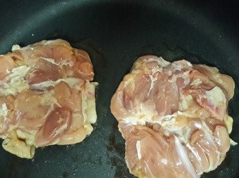 step2: 先熱鍋後轉中小火將雞腿肉有雞皮的那一面朝下喔 ps不需放油喔!因為雞皮在煎的過程中就會出油