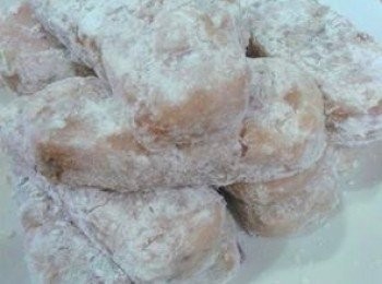 step4: 再将鱼饼沾上煎炸粉备用。