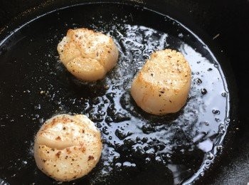 step10: 帶子用鹽和黑胡椒調味，視乎帶子的厚度，每邊煎一分至一分半鐘左右。不要過火，否則會變韌。