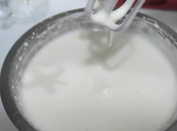 step6: 將雞蛋打至拿起呈現緩緩滴落狀態~~